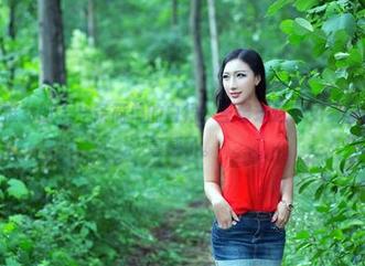 TuiGirl推女郎 – 一条简单的白裙，王馨瑶这个免费图集太有随意感了。