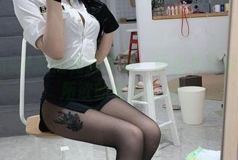 Vams子的短裙新理念：图库和写真随心所欲的变化游戏