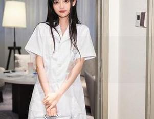 Xiuren秀人网 – Lovely璐璐的新短裙作品，每一根线头都在偷偷对话，更新也是带着小心机！