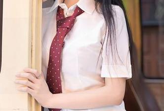 Xiuren秀人网 – 陈怡曼的校园图集：当我见到课本的时候，我的心却在你那儿散步！