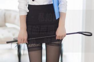 YouMi尤蜜荟 – 私拍铺开了，Emily尹菲在纯白衣服里的原图：这画面让我突然想起早晨的牛奶，咕噜咕噜滑下肚了。