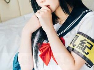 Zia(지아)的天使cos，图片里有种困惑的美，完全看不懂。