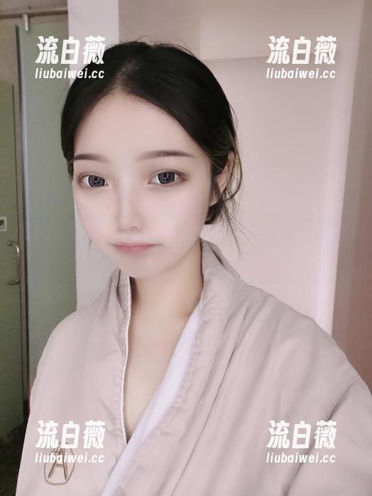 eloise软软化身毛衣少女，随便看一下就想买一样的毛衣了