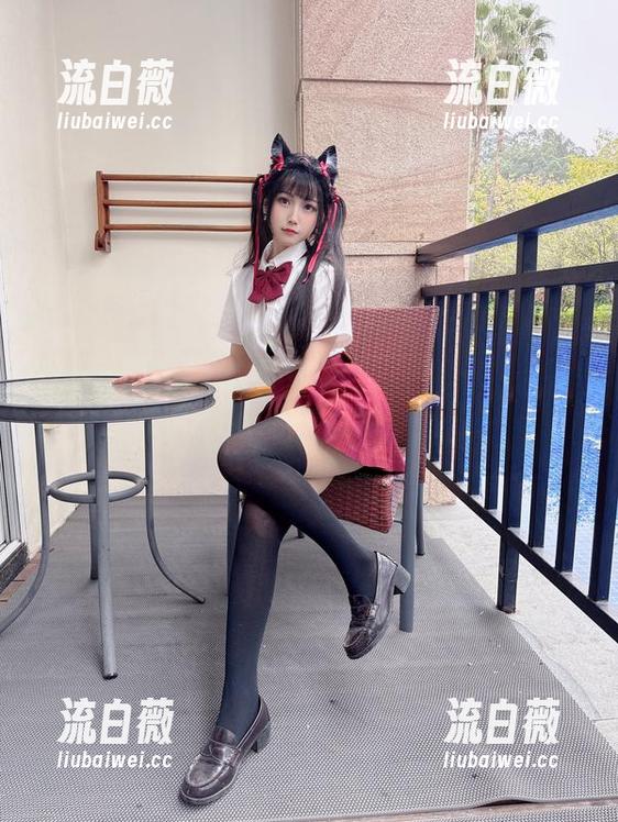 无意中盯着不呆猫的巫女作品，近乎倾倒啊，身影像风一样轻盈。