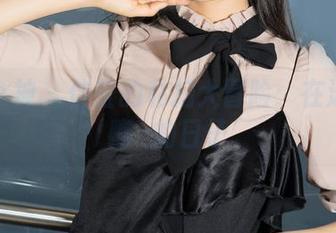 克拉女神 – 佳莹的私拍大冒险：在泳池里蹦跶的日子