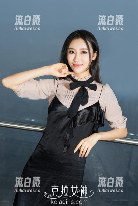 克拉女神 - 佳莹的私拍大冒险：在泳池里蹦跶的日子