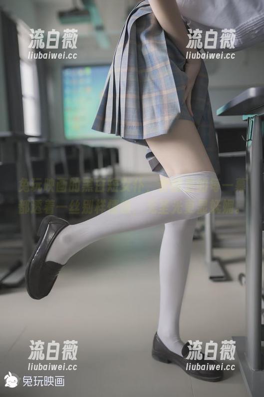 兔玩映画的黑白短女仆，套图里的每一幕都透着一丝别样情愫，无圣光更显妩媚。