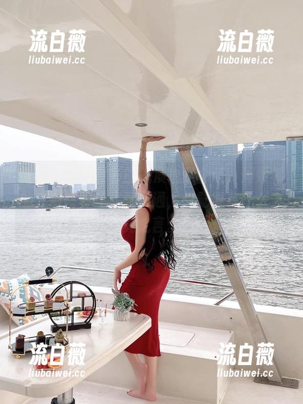 微密圈 - 白衬衫的气质也是个谜，周妍希的定制写真让人想不通，总觉得有什么未竟之言。