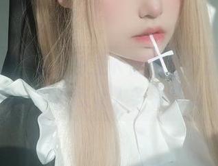 制服高清写真，女主K在这里摆出各种姿势！真心想让人多看几眼。