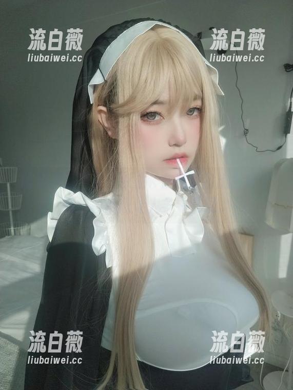 制服高清写真，女主K在这里摆出各种姿势！真心想让人多看几眼。