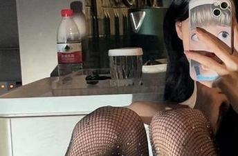 微密圈 – 女刺客与粉嫩短裙：私房美图里的双重替身游戏