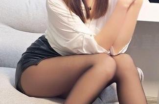 沉浸在小女巫露娜的图包：办公室里的不经意美