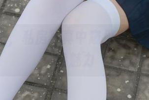 白丝红裙，私房写真中窥见少女秩序的独特魅力