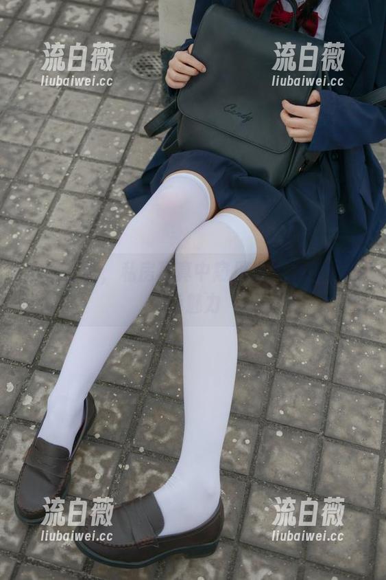 白丝红裙，私房写真中窥见少女秩序的独特魅力