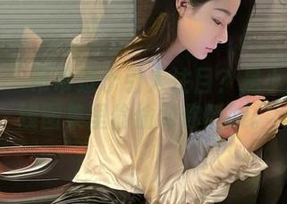 微密圈 – 吊带过于引人注目？是小逗逗在线图集里偷偷对你眨眼。