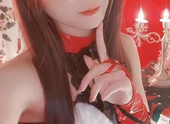 雪夜魅魔，痛恨时代的条条框框？晓美妈的cos作品像是无意识的手笔，图片荒诞但吸引人。