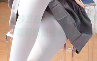 森萝财团 – 沙发成了美少女旗袍的舞台，全套写真，吸吸的眼光真不是一般的刁钻。