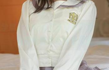 模范学院 – Abby王乔恩短裙图集，被吸引的同时也在偷看周围