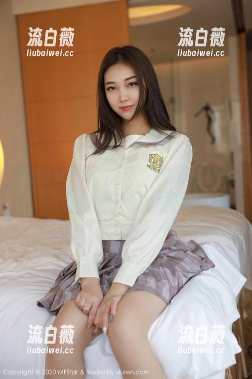 模范学院 - Abby王乔恩短裙图集，被吸引的同时也在偷看周围