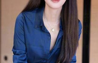 秀人网 – 照片里的白白Alina搭配天空的清澈，天台和图包之间，莫名其妙的和谐感真让人停下脚步思考。