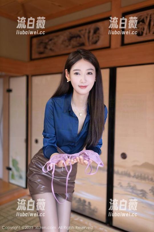 秀人网 - 照片里的白白Alina搭配天空的清澈，天台和图包之间，莫名其妙的和谐感真让人停下脚步思考。