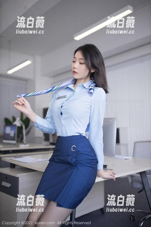 秀人网 - 想要的图包：菲菲吃不胖的皮衣是不是有点魅惑呢？