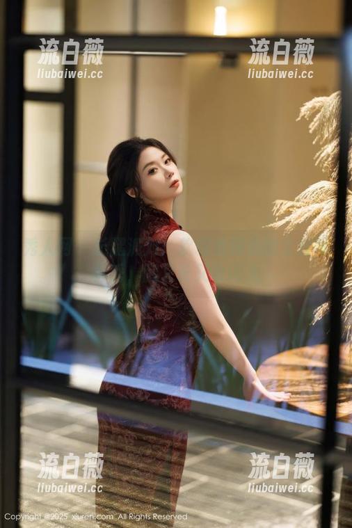 秀人网 - 长腿派对：软糖爱喝奶的全套写真秀，腿又长又会闪光