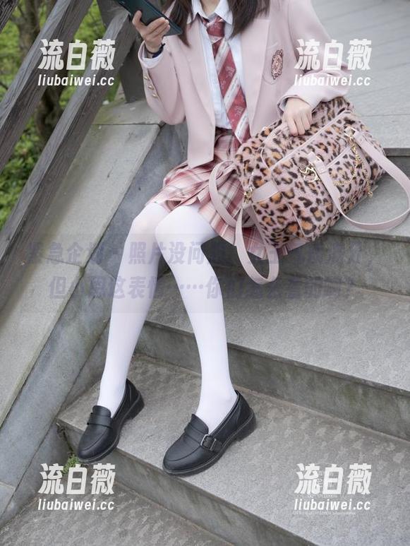 紧急企划 - 照片没问题,女王气质满分,但小恩这表情……你们怎么看的啊? 紧急企划 - 照片没问题,女王气质满分,但小恩这表情……你们怎么看的啊?
