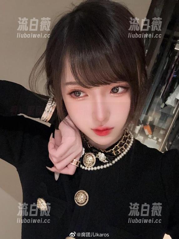 看！腐团儿Ikaros的定制泳装写真，水花四溅好不热闹