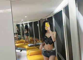 微密圈 – 想要福利？葛征和她的短裙图片轻松满足你。