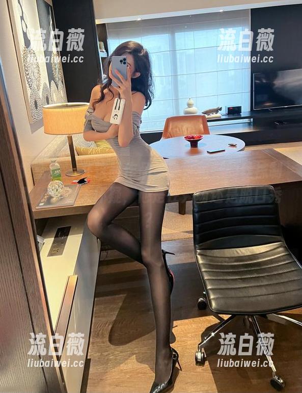 微密圈 - 在这部作品集中，葛征的丝袜制服组合让人怀疑，他是在秀场还是脱口秀？
