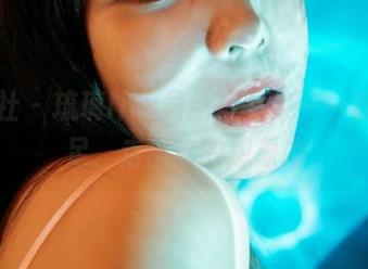 蜜桃社 – 琉璃lily最新写真集——翩翩美足，走出你的想象力