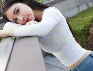 蜜桃社 – 短裙一扭，萌美Moemi的姿态似乎在悄悄发光，原图就像一颗小巧的糖果，图册里都是甜甜的画面。