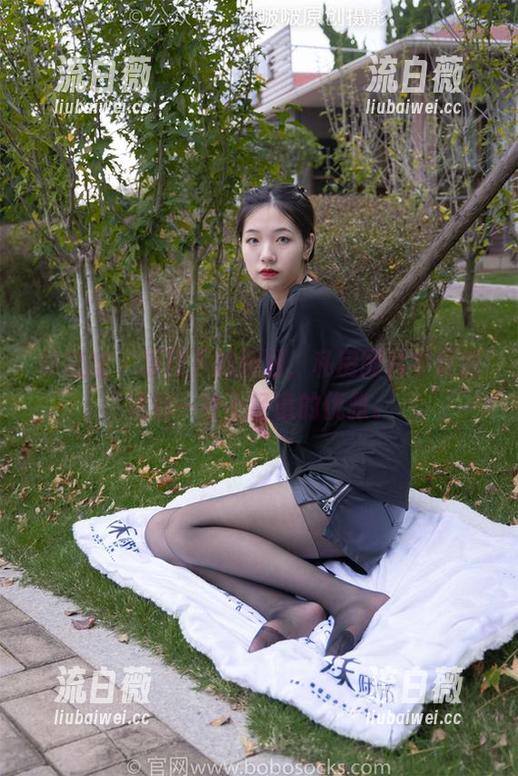 袜啵啵 - 板鞋下的涵涵，私房图片中居然藏着一些不经意的优雅。