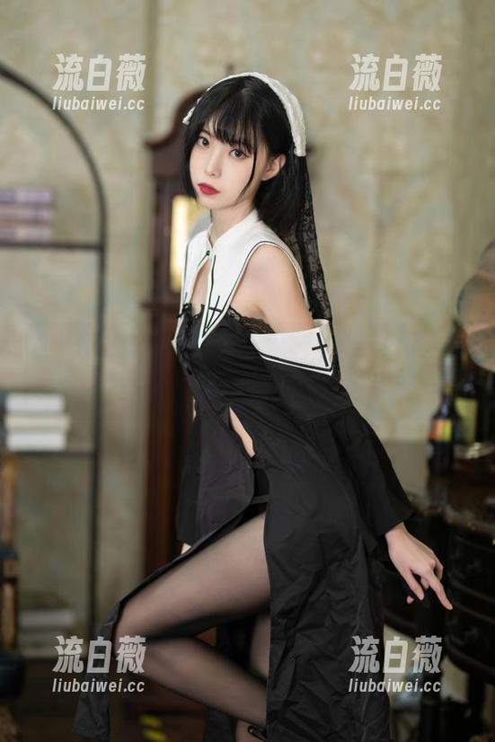 在线欣赏许岚LAN的“睡衣风”美图，脑海里突然闪过的竟是深邃的思考。