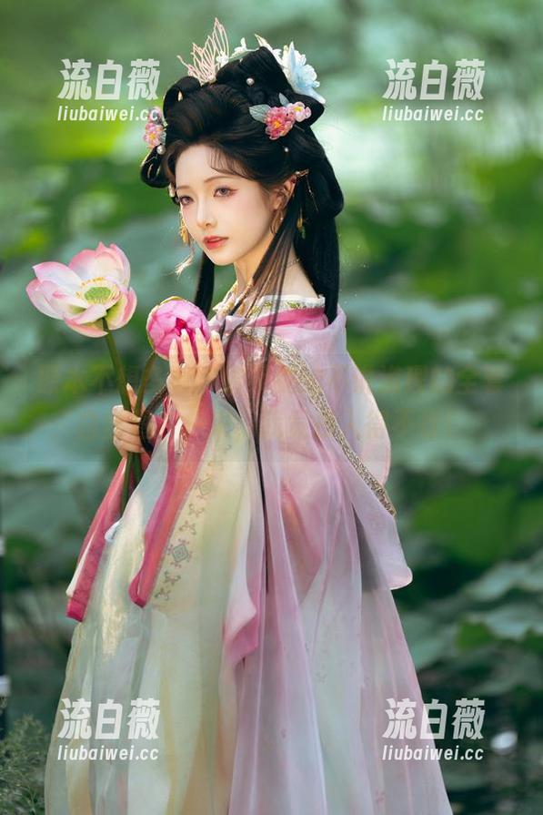 原本不想多看，结果雯妹不讲道理的全套白丝图片一来，我竟投入得不行！