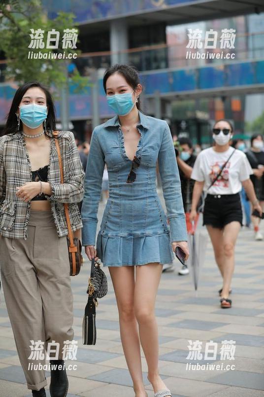 魔镜街拍 - 婷婷的粉裙与销售技能：图包中的日常工作套路大分析！