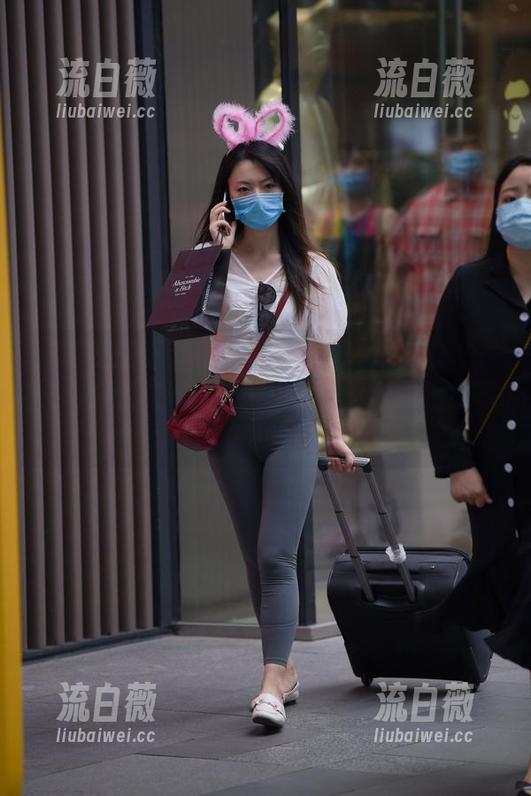这就是魔镜街拍的理念：把高跟皮裤和个性结合到极致，来一组颠覆想象的图片吧！