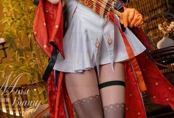 写真中的红裙与黏黏团子兔：萌态百出，无法直视